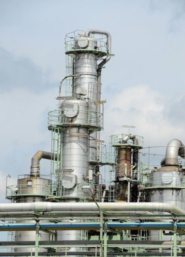 Oil refinery distillation column