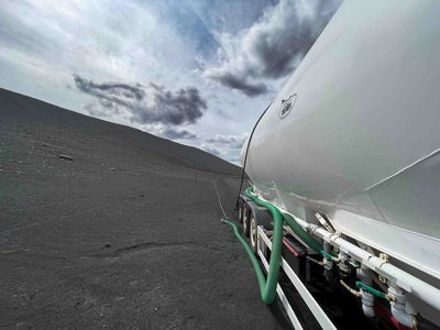 Fuel tanker truck for road freight