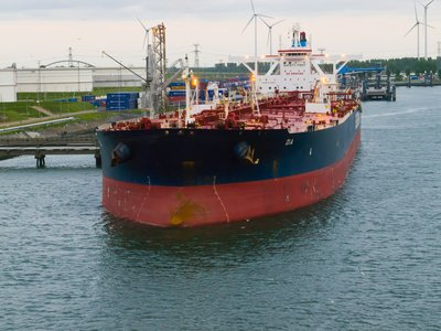 Oil tanker ship for ocean freight